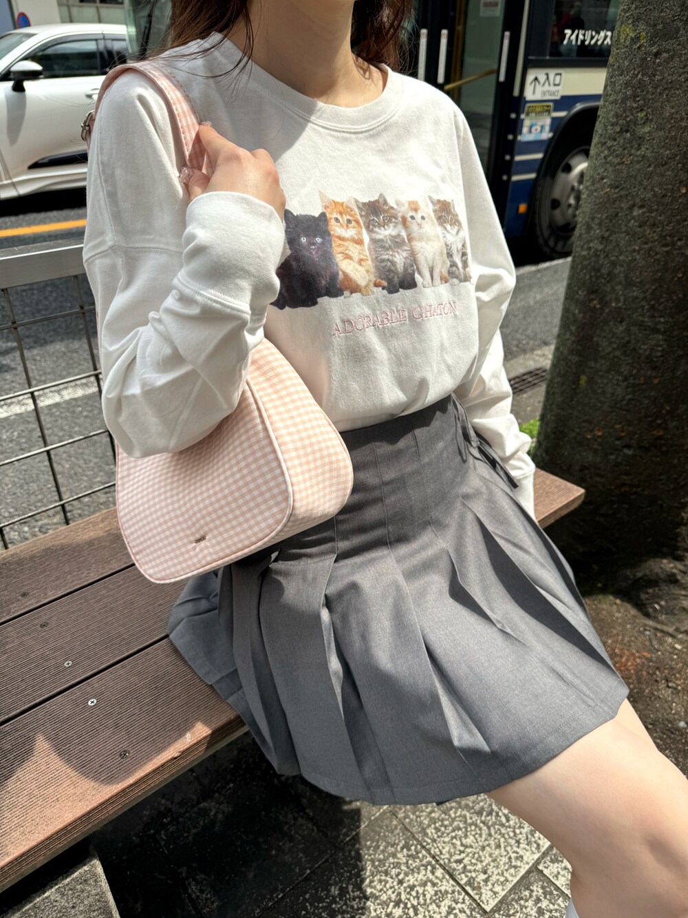 ホワイト系のTシャツ/カットソー、グレー系のスカート、ピンク系のショルダーバッグを着用したレディースの春コーディネートの5枚目の写真