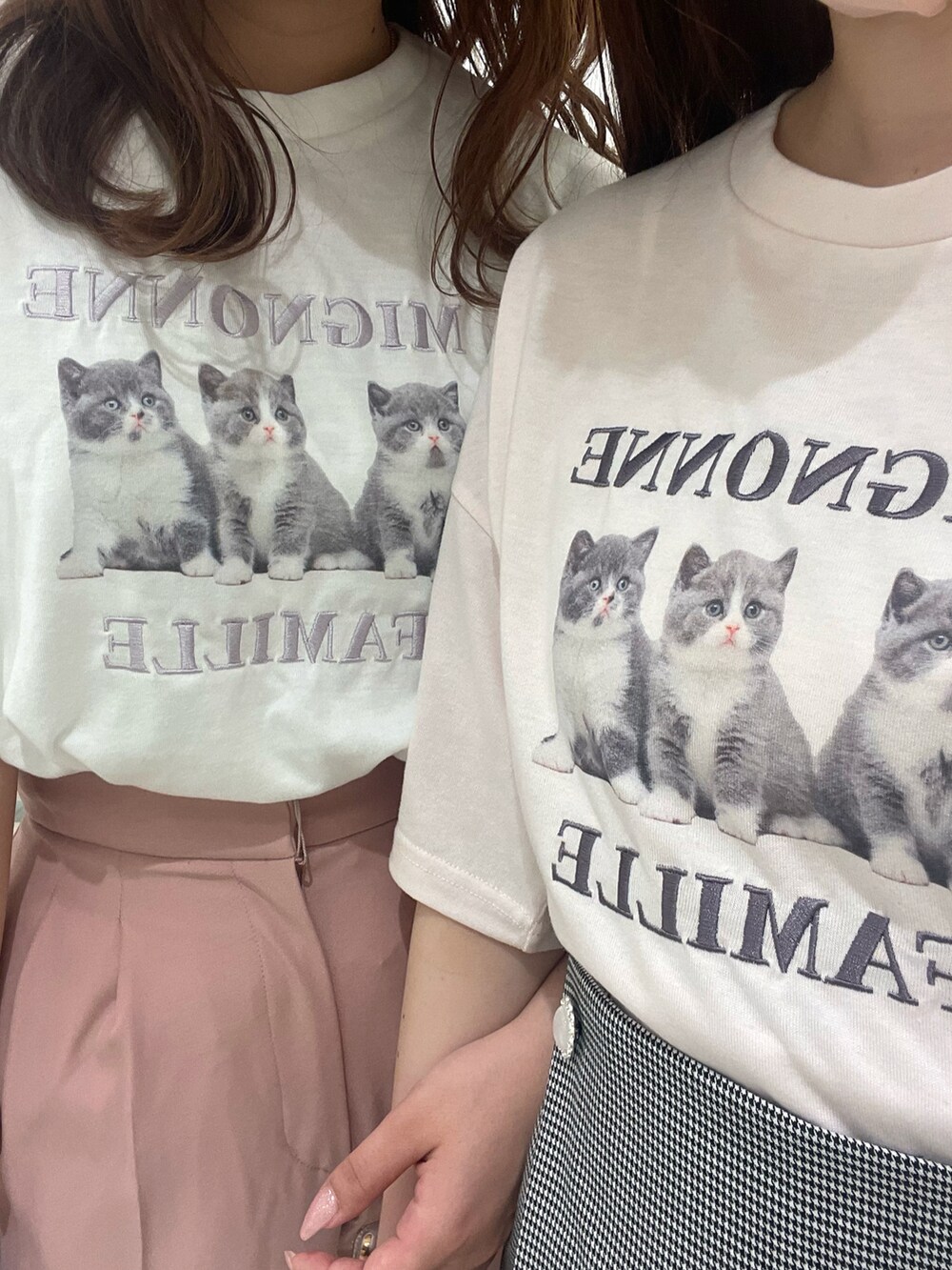 ピンク系のTシャツ/カットソー、ブラック系のその他パンツ、ブラック系のサンダルを着用したレディースの春コーディネートの4枚目の写真
