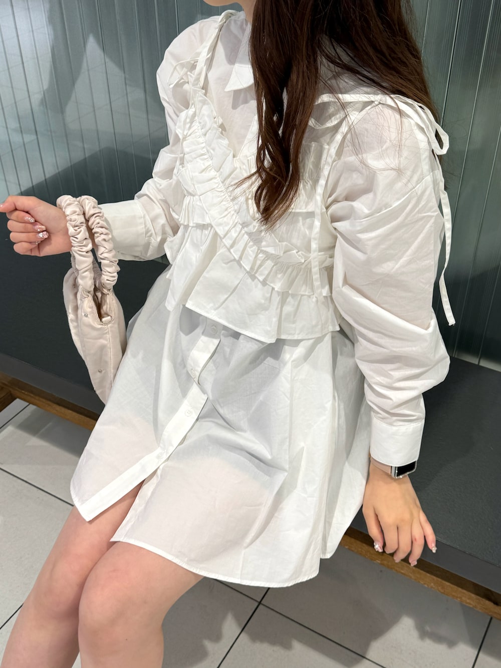 ホワイト系のシャツ/ブラウス、ブラック系のパンツ、ブラック系のローファーを着用したレディースの春コーディネートの5枚目の写真