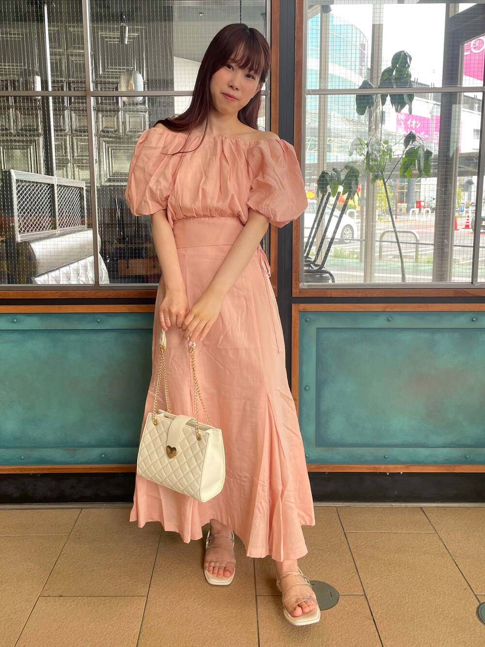 ピンク系のシャツ/ブラウス、ピンク系のスカート、ホワイト系のサンダルを着用したレディースの夏コーディネートの5枚目の写真