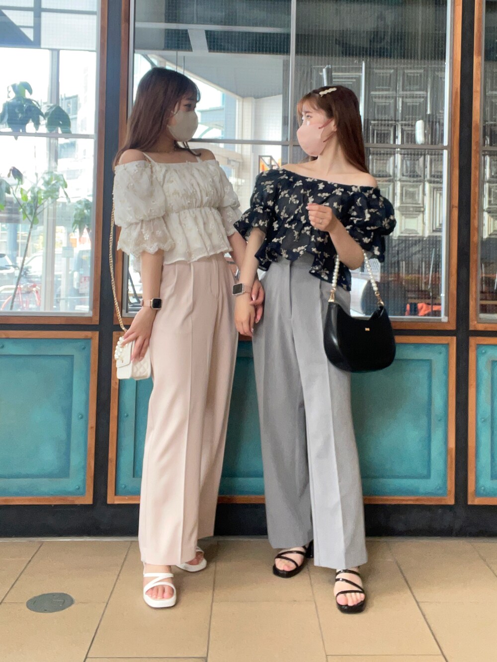 ホワイト系のシャツ/ブラウス、ピンク系のスラックス、ホワイト系のショルダーバッグを着用したレディースの春コーディネートの2枚目の写真