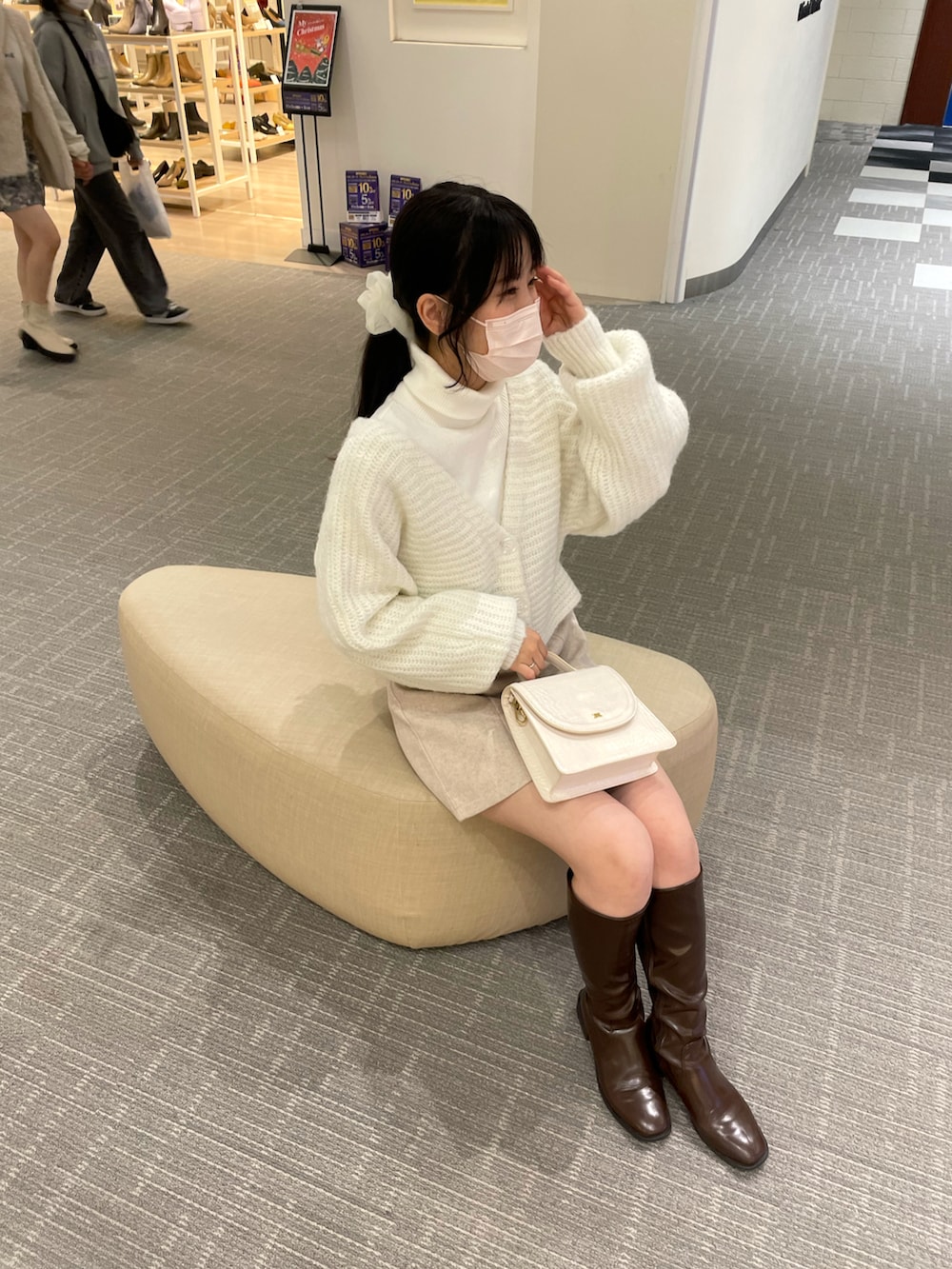 ホワイト系のTシャツ/カットソー、ホワイト系のカーディガン/ボレロ、ホワイト系のスカートを着用したレディースの秋コーディネートの2枚目の写真