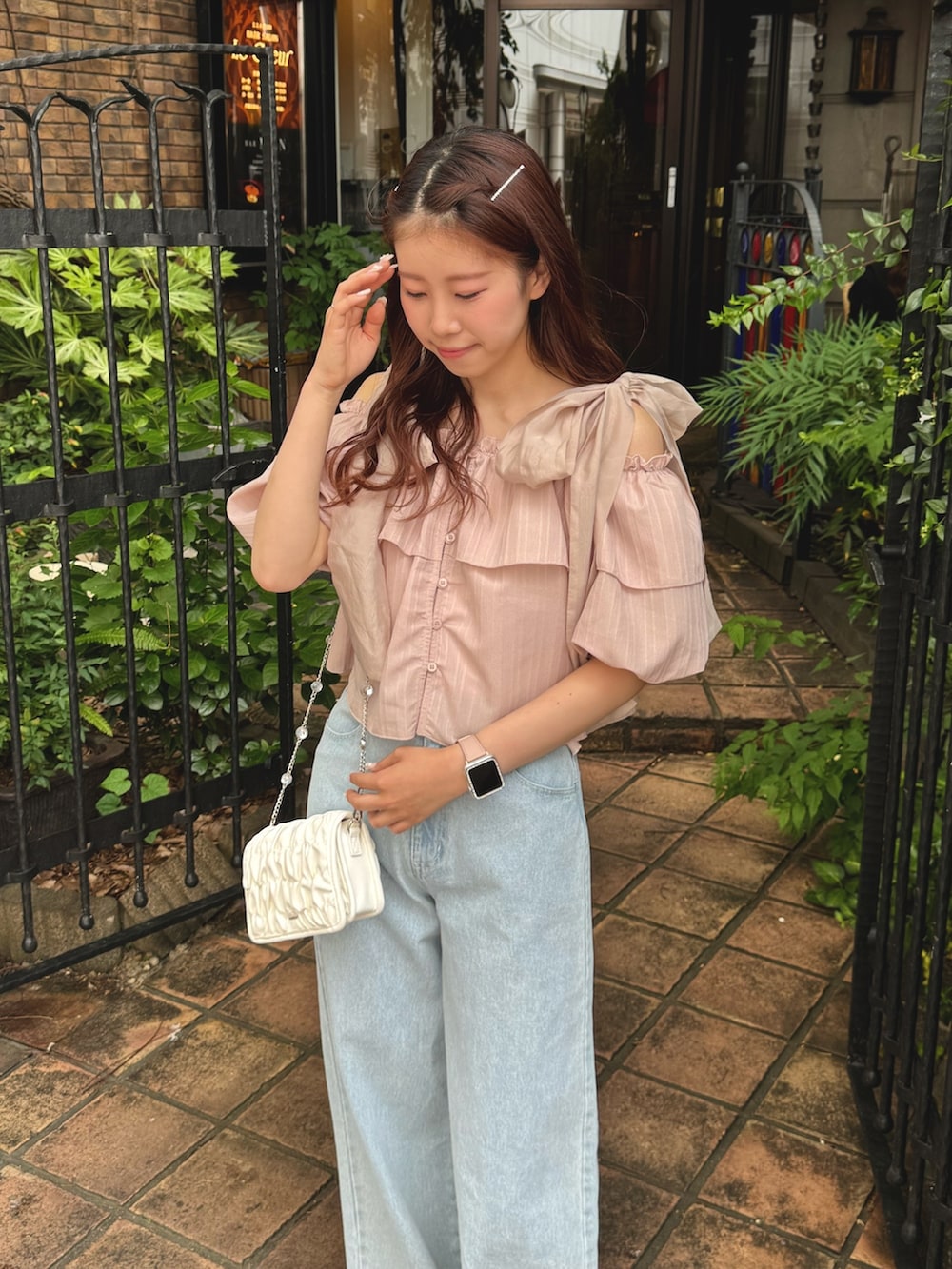 ピンク系のシャツ/ブラウス、ブルー系のデニムパンツ、ホワイト系のサンダルを着用したレディースの春コーディネートの5枚目の写真