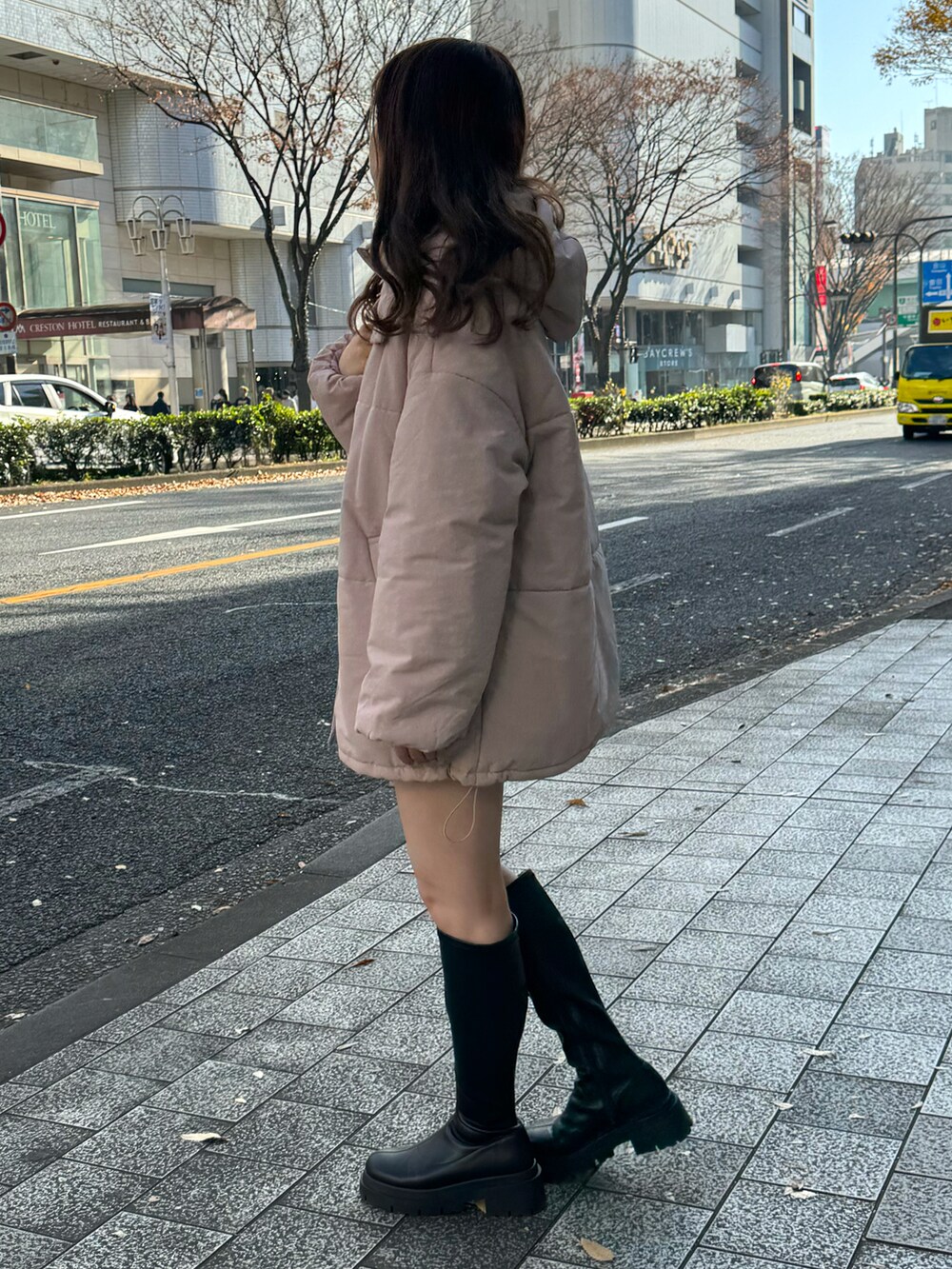 ピンク系のダウンジャケット/コート、ピンク系のショルダーバッグ、グレー系のスカートを着用したレディースの冬コーディネートの3枚目の写真