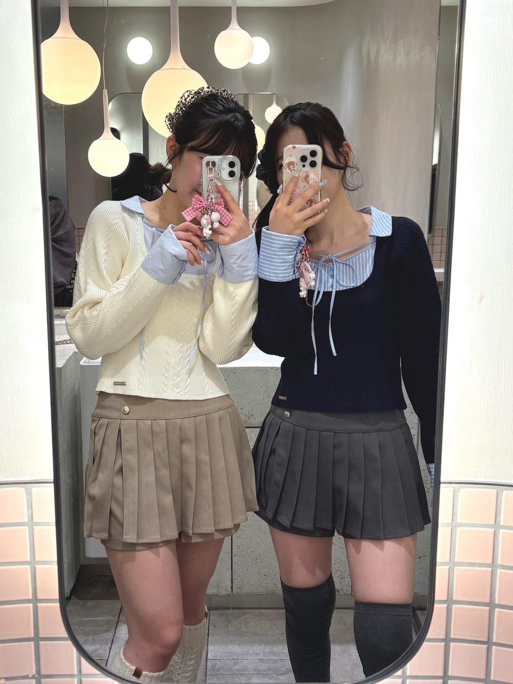 ブルー系のニット/セーター、グレー系のスカート、ブラック系のローファーを着用したレディースの冬コーディネートの2枚目の写真