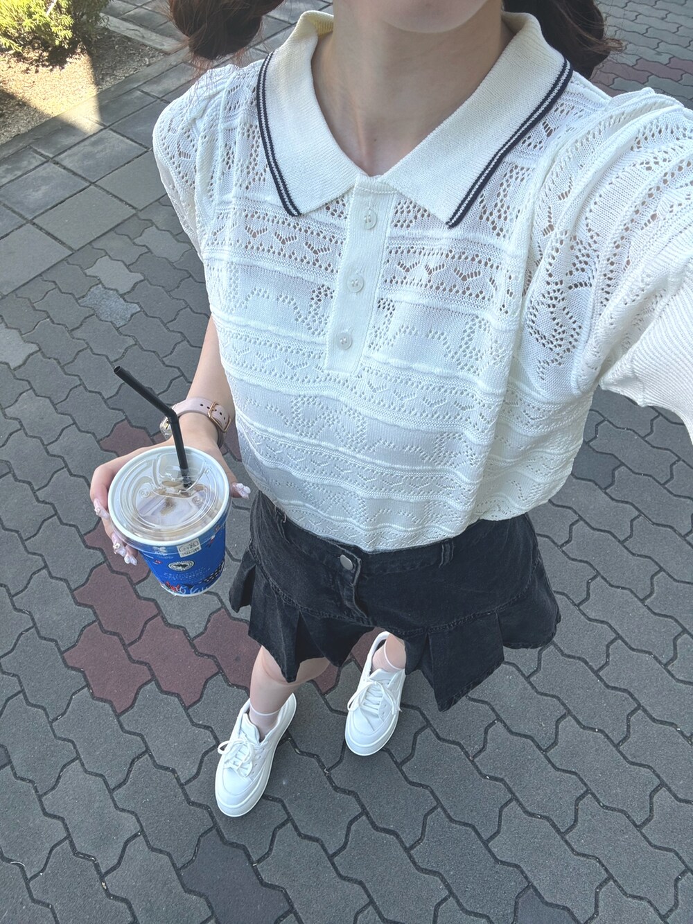 ホワイト系のニット/セーター、ブラック系のスカート、ホワイト系のバッグを着用したレディースの夏コーディネートの5枚目の写真