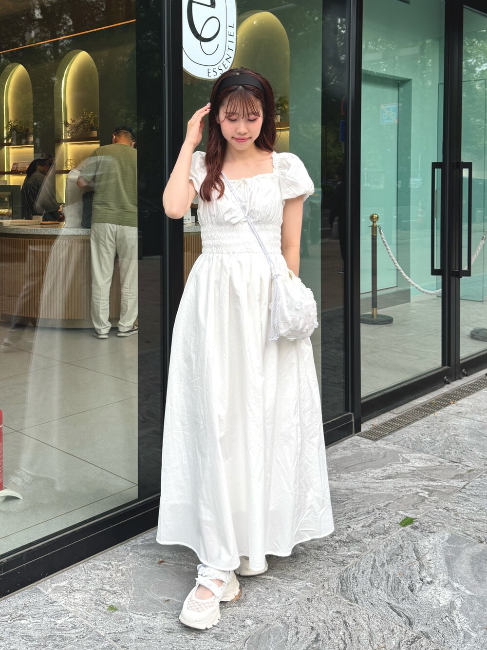 ホワイト系のワンピースを着用したレディースの春コーディネートの3枚目の写真