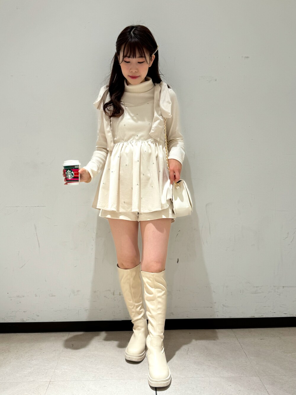 ホワイト系のTシャツ/カットソー、ホワイト系のその他トップス、ホワイト系のその他パンツを着用したレディースの冬コーディネートの2枚目の写真