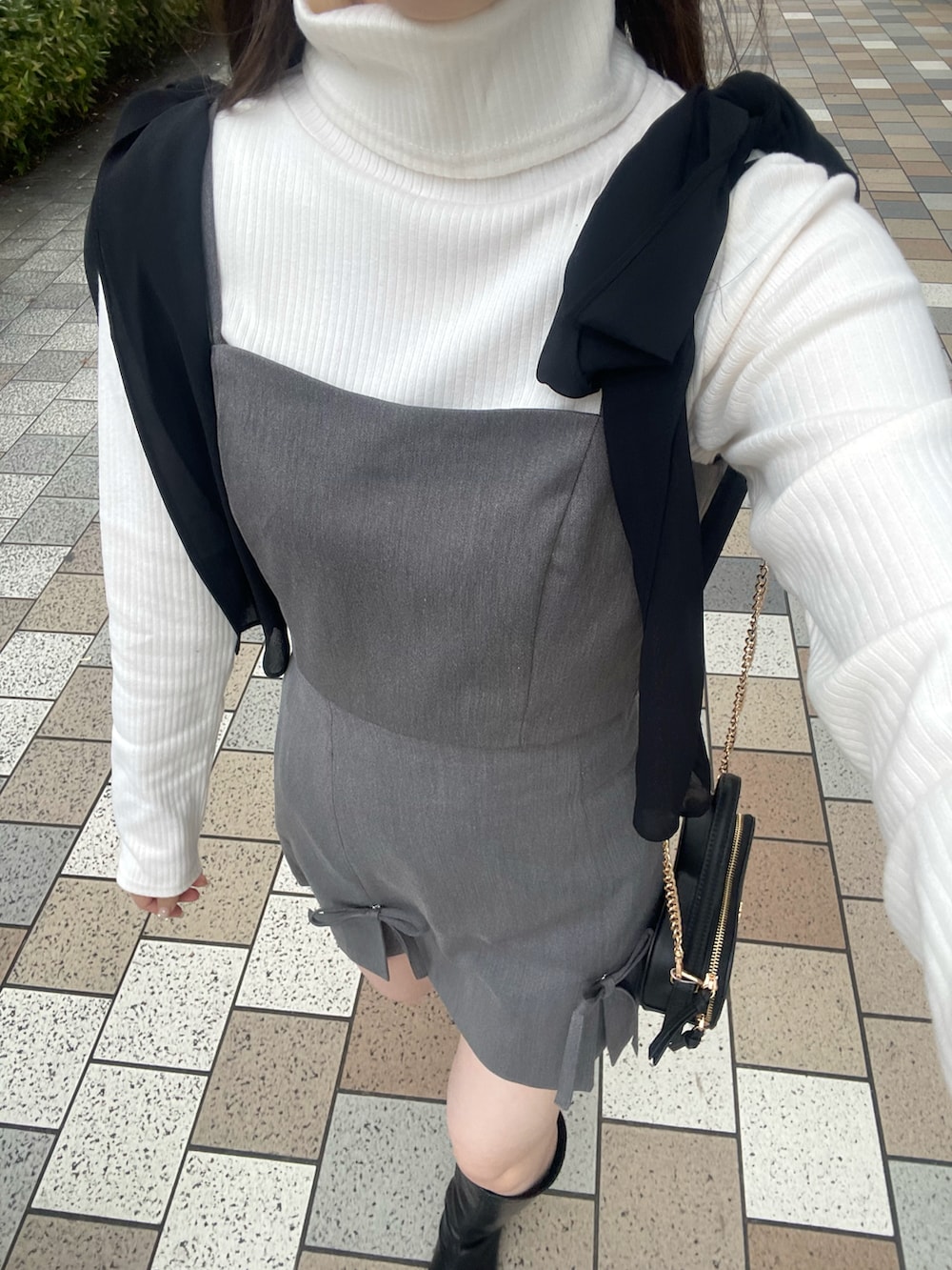 グレー系のキャミソール、グレー系のスカートを着用したレディースの秋コーディネートの5枚目の写真