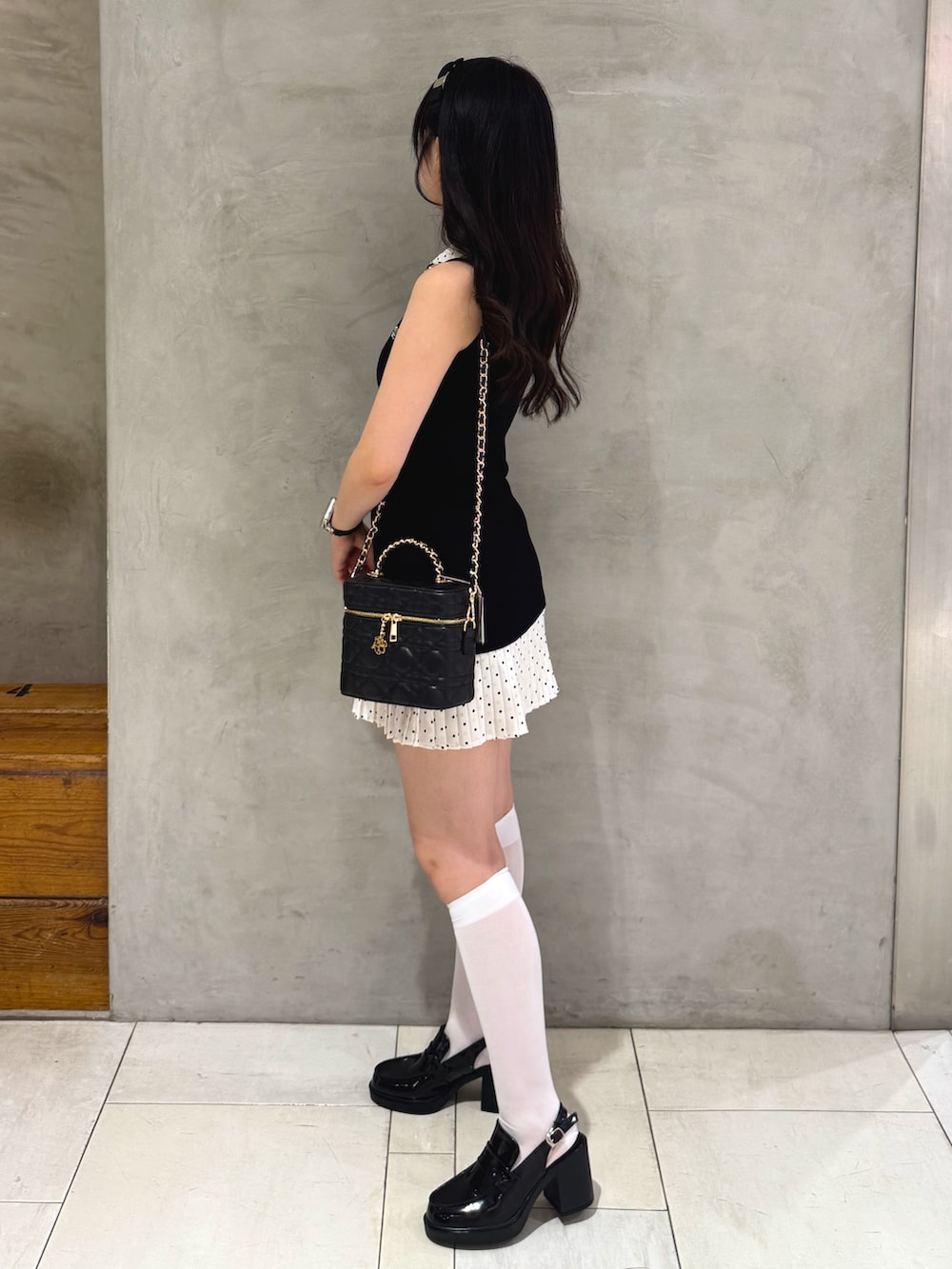 ブラック系のワンピース、ブラック系のショルダーバッグ、ブラック系のローファーを着用したレディースの夏コーディネートの3枚目の写真