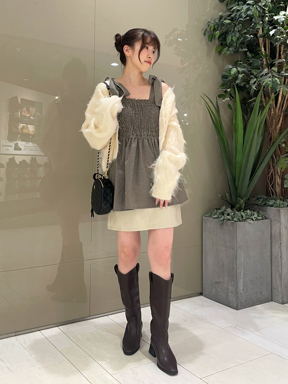 ホワイト系のカーディガン/ボレロ、ホワイト系のスカート、その他のキャミソールを着用したレディースの秋コーディネートの5枚目の写真