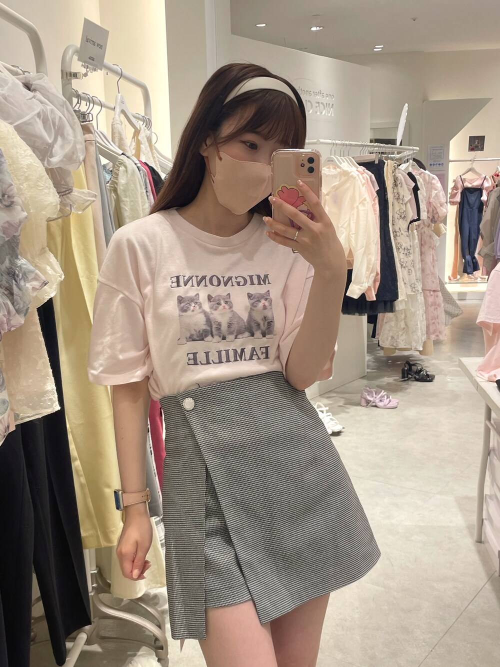ピンク系のTシャツ/カットソー、ブラック系のその他パンツ、ブラック系のサンダルを着用したレディースの春コーディネートの2枚目の写真