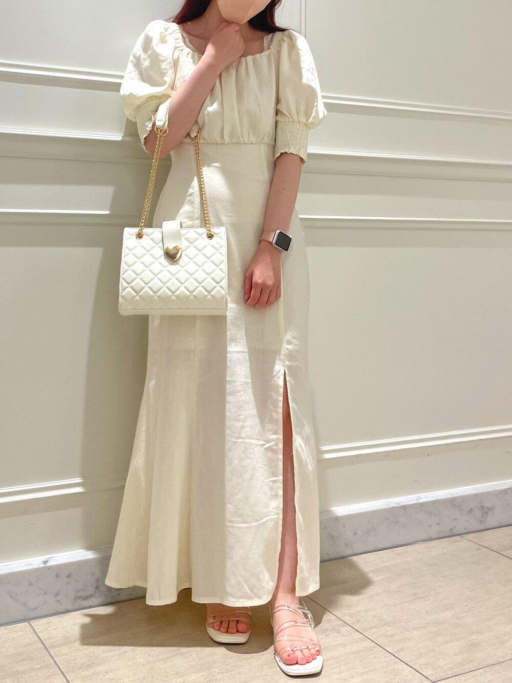 ホワイト系のワンピース、ホワイト系のショルダーバッグ、ホワイト系のサンダルを着用したレディースの夏コーディネートの5枚目の写真