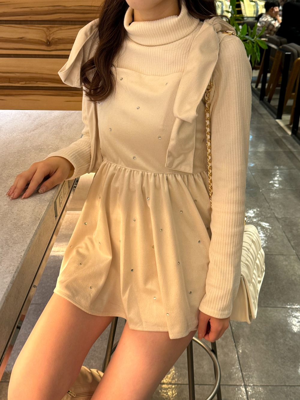 ホワイト系のTシャツ/カットソー、ホワイト系のその他トップス、ホワイト系のその他パンツを着用したレディースの冬コーディネートの5枚目の写真