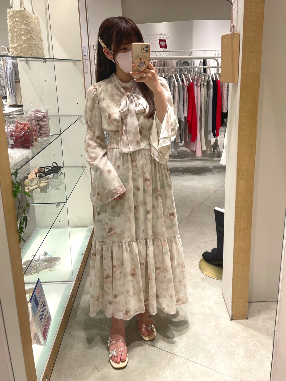 ピンク系のワンピース、その他のサンダルを着用したレディースの春コーディネートの4枚目の写真