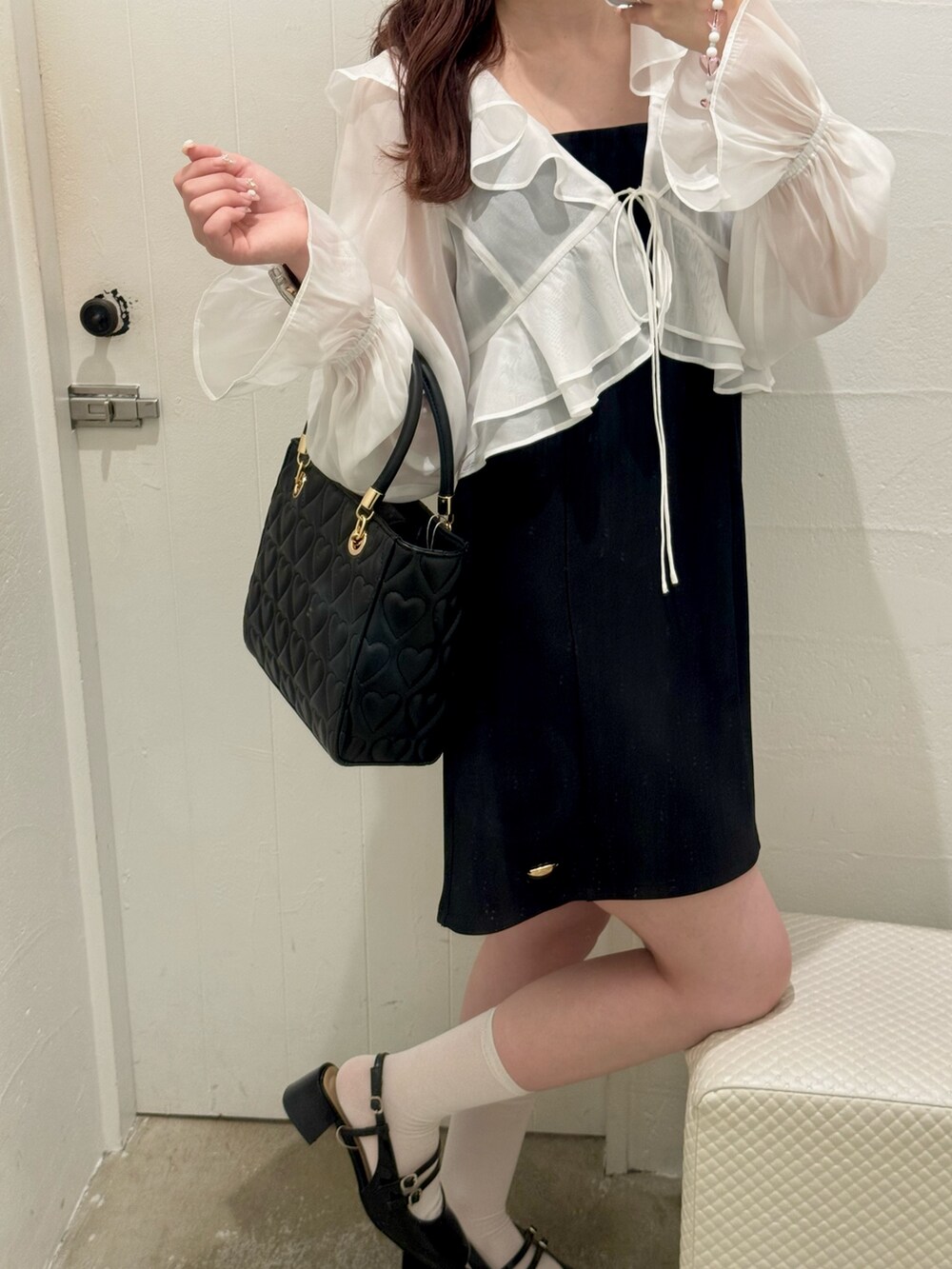 ホワイト系のワンピース/ドレス、ホワイト系のショルダーバッグ、ブラック系のパンプスを着用したレディースの夏コーディネートの5枚目の写真