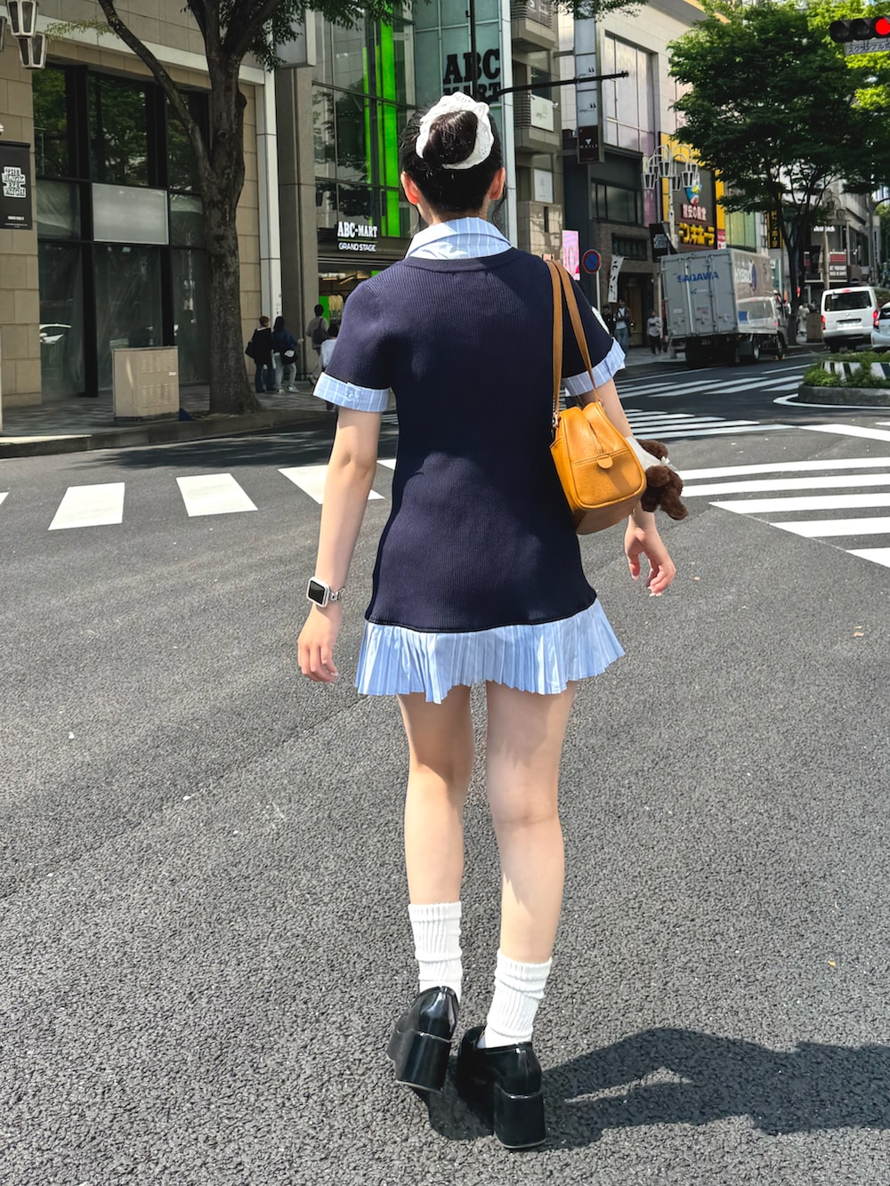 ブルー系のワンピース、ブラック系のローファーを着用したレディースの春コーディネートの4枚目の写真