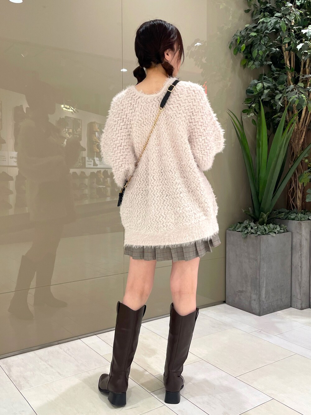 ピンク系のカーディガン/ボレロ、その他のスカート、ホワイト系のショルダーバッグを着用したレディースの秋コーディネートの4枚目の写真