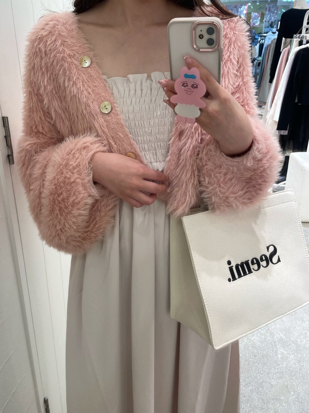ピンク系のカーディガン/ボレロ、ホワイト系のワンピース、ピンク系のトートバッグを着用したレディースの秋コーディネートの4枚目の写真
