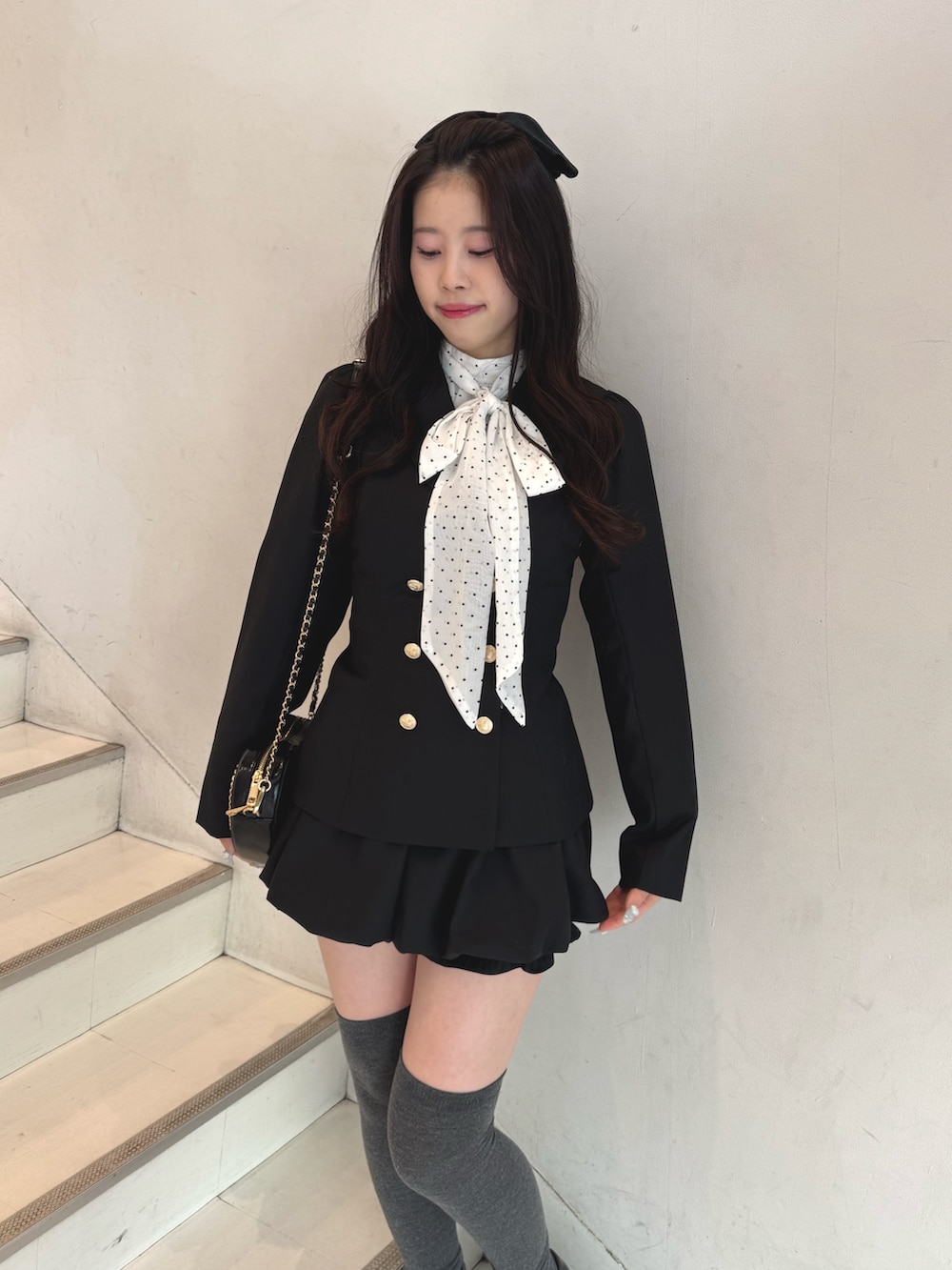 ブラック系のテーラードジャケット、ブラック系のスカート、その他のシャツ/ブラウスを着用したレディースの冬コーディネートの2枚目の写真