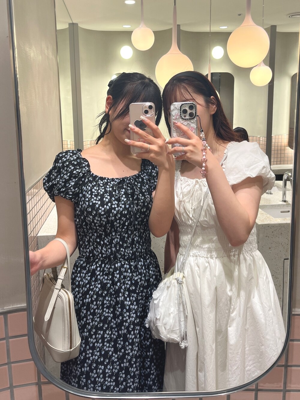 ホワイト系のワンピースを着用したレディースの春コーディネートの5枚目の写真