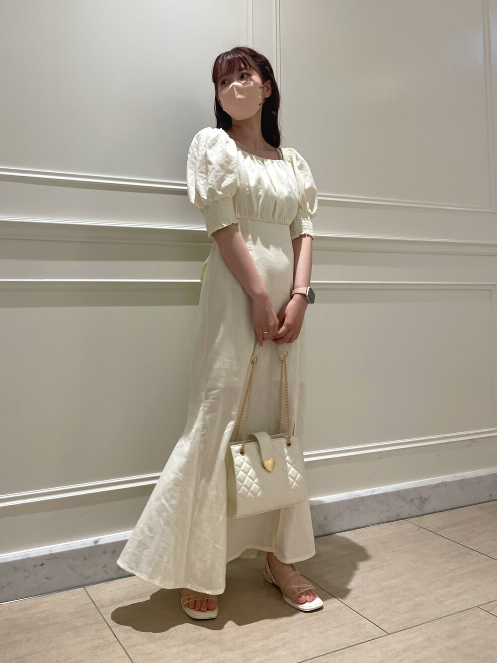 ホワイト系のワンピース、ホワイト系のショルダーバッグ、ホワイト系のサンダルを着用したレディースの夏コーディネートの2枚目の写真