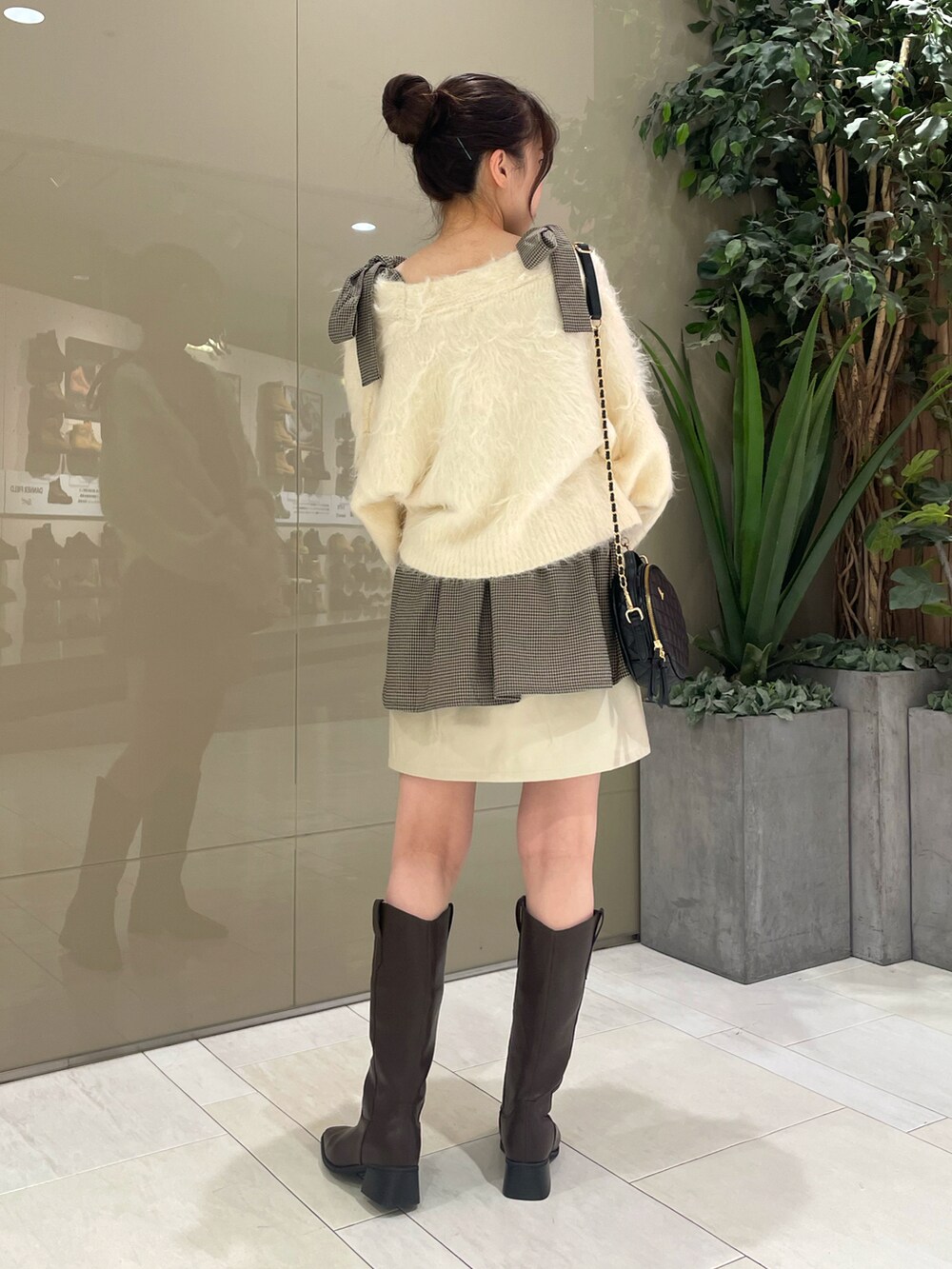 ホワイト系のカーディガン/ボレロ、ホワイト系のスカート、その他のキャミソールを着用したレディースの秋コーディネートの4枚目の写真