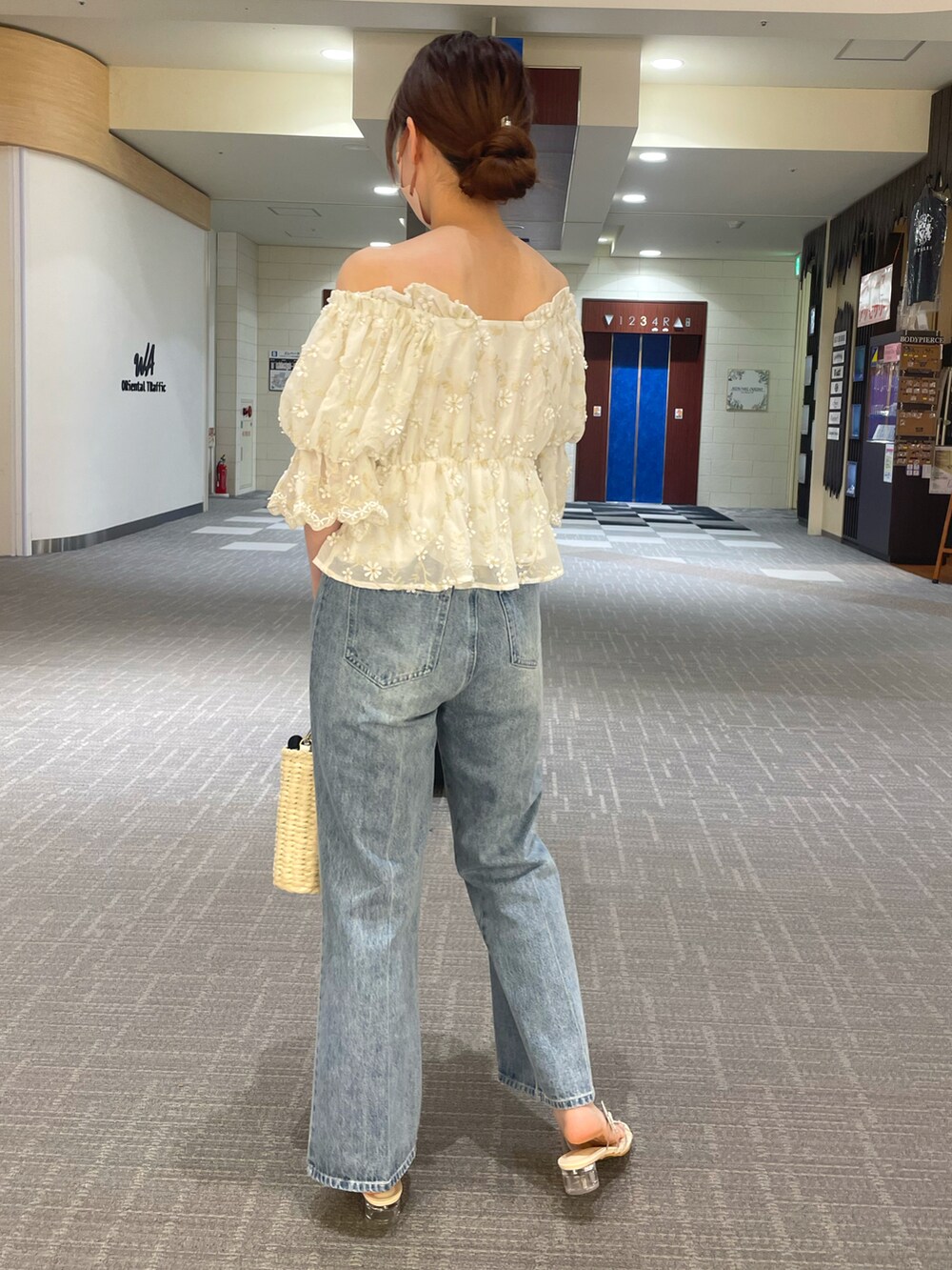 ホワイト系のシャツ/ブラウス、ブルー系のデニムパンツ、その他のサンダルを着用したレディースの春コーディネートの3枚目の写真