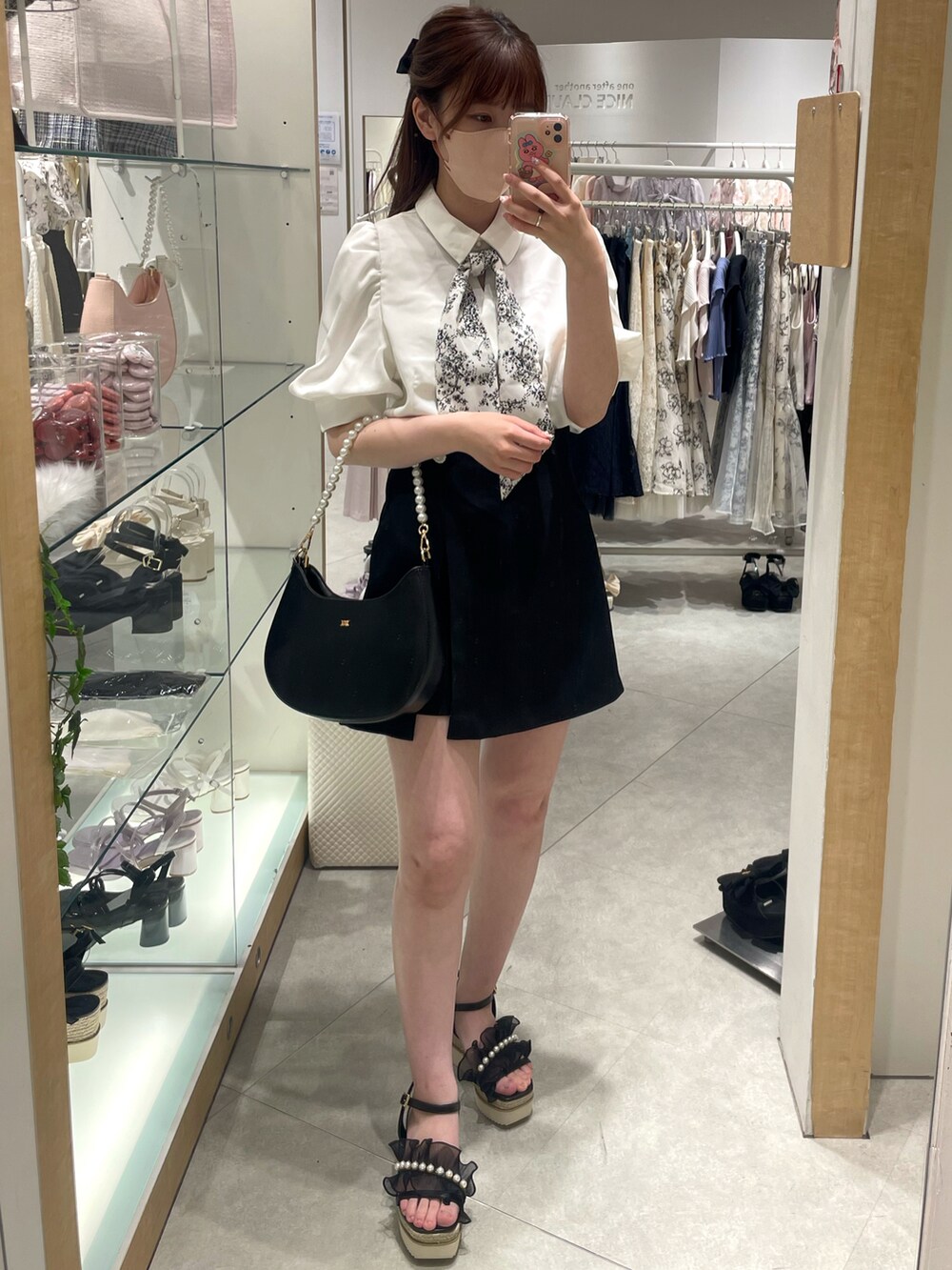 ホワイト系のシャツ/ブラウス、ブラック系のその他パンツ、ホワイト系のショルダーバッグを着用したレディースの春コーディネートの2枚目の写真