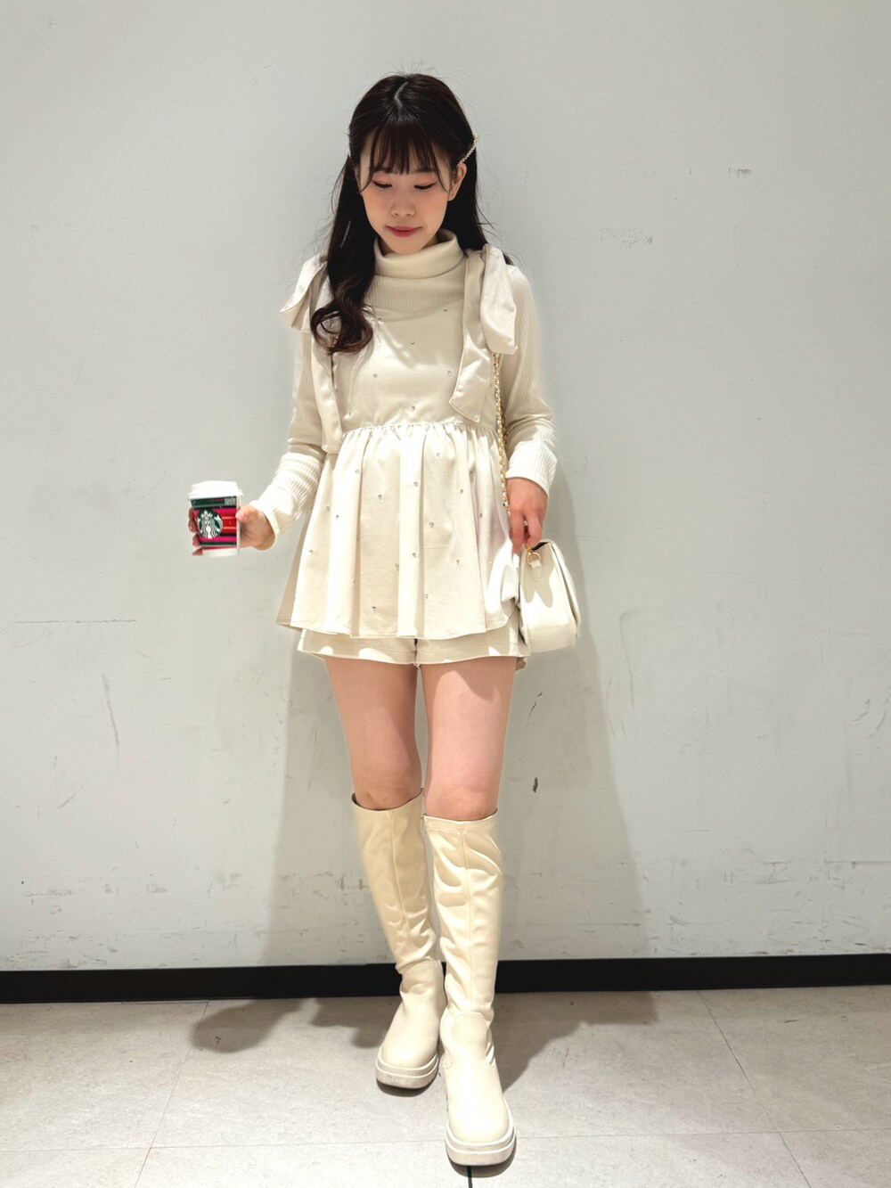 ホワイト系のTシャツ/カットソー、ホワイト系のその他トップス、ホワイト系のその他パンツを着用したレディースの冬コーディネートの5枚目の写真