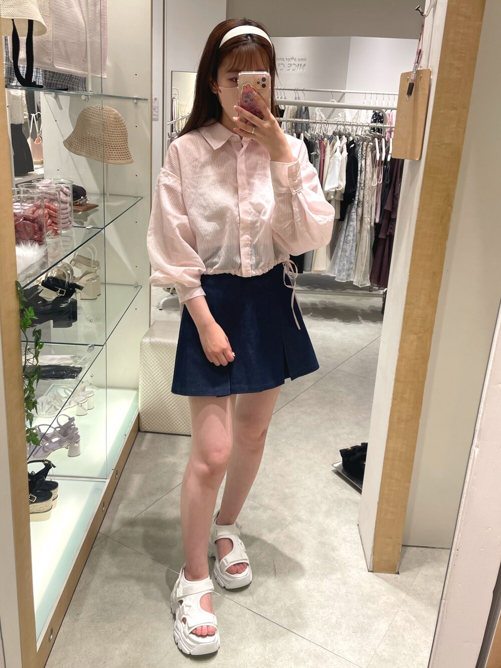 ピンク系のシャツ/ブラウス、ブルー系のスカート、ホワイト系のサンダルを着用したレディースの春コーディネートの5枚目の写真