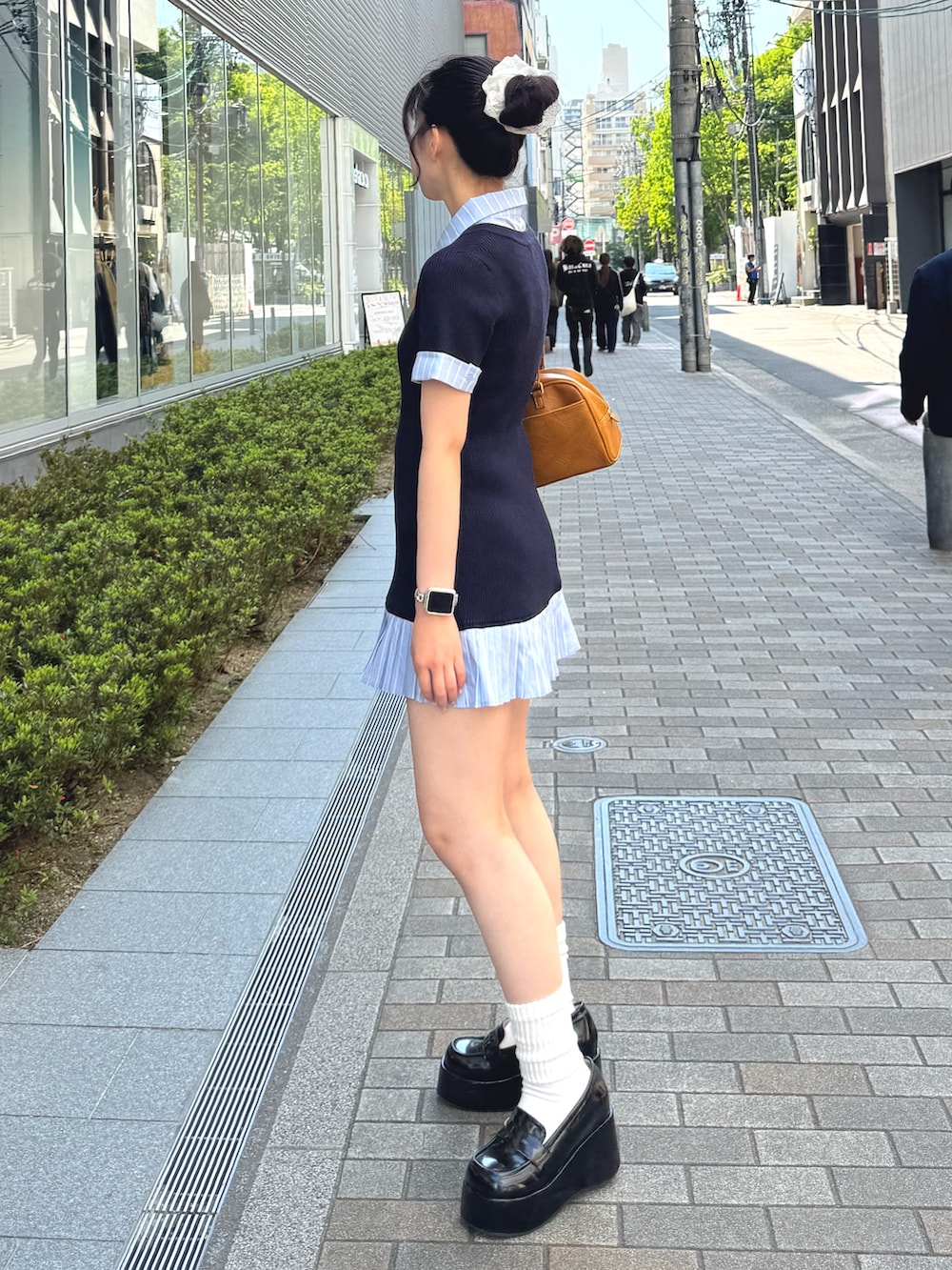 ブルー系のワンピース、ブラック系のローファーを着用したレディースの春コーディネートの3枚目の写真