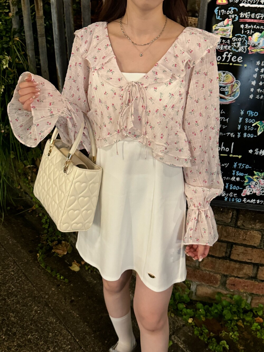 ピンク系のワンピース/ドレス、ホワイト系のショルダーバッグ、ブラック系のパンプスを着用したレディースの夏コーディネートの5枚目の写真