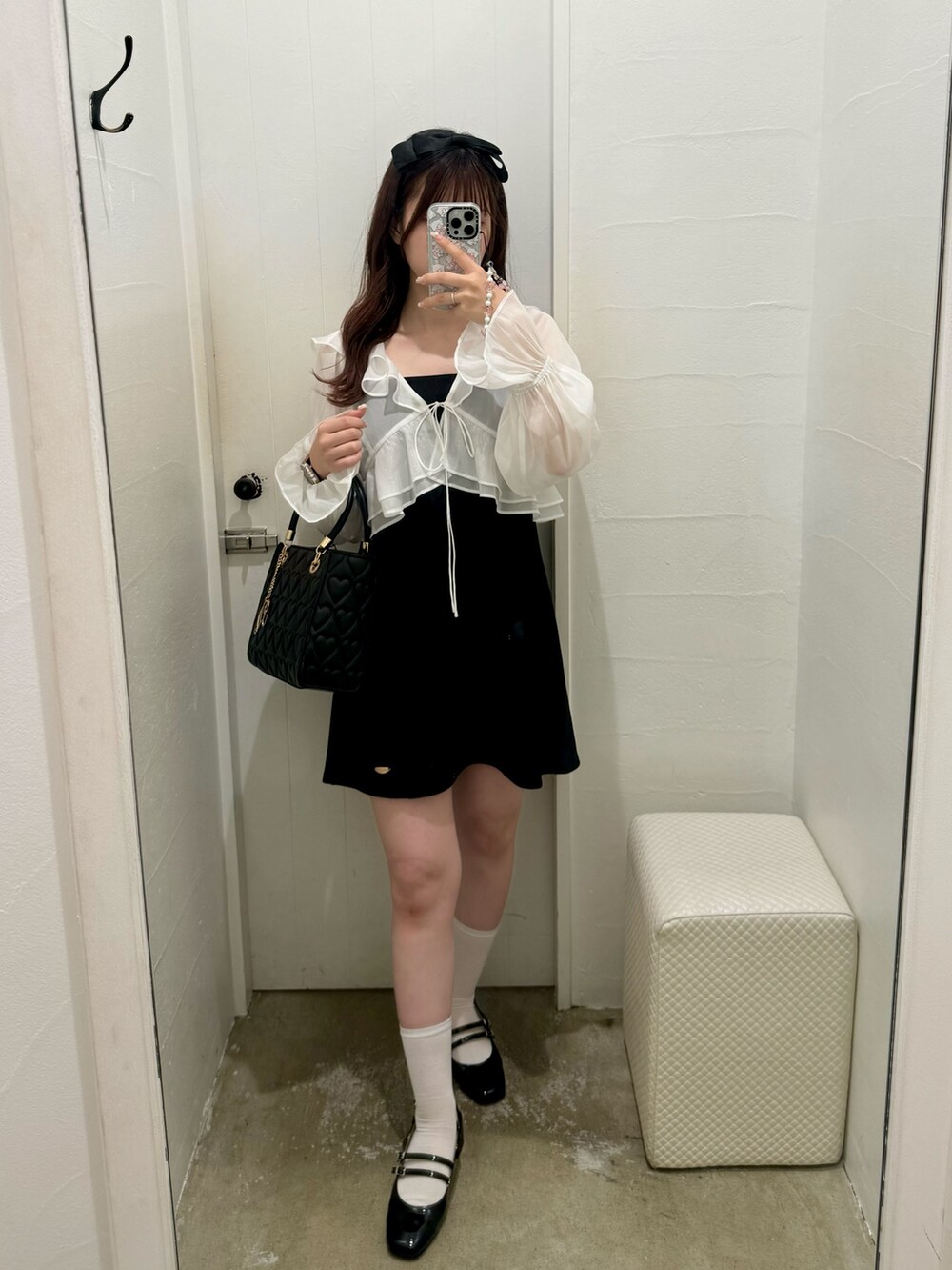 ホワイト系のワンピース/ドレス、ホワイト系のショルダーバッグ、ブラック系のパンプスを着用したレディースの夏コーディネートの4枚目の写真