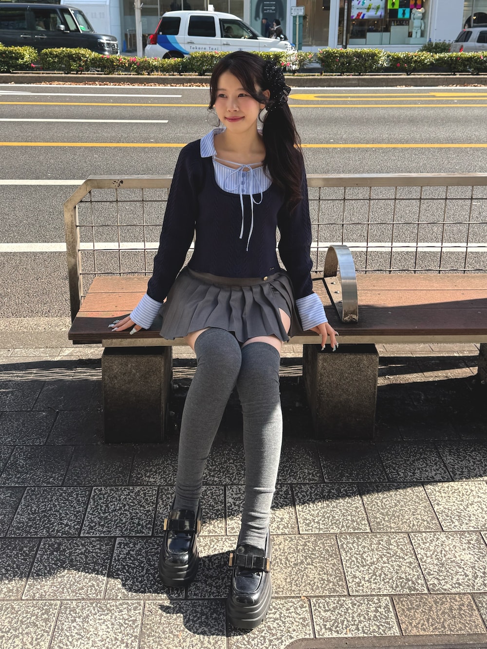 ブルー系のニット/セーター、グレー系のスカート、ブラック系のローファーを着用したレディースの冬コーディネートの3枚目の写真