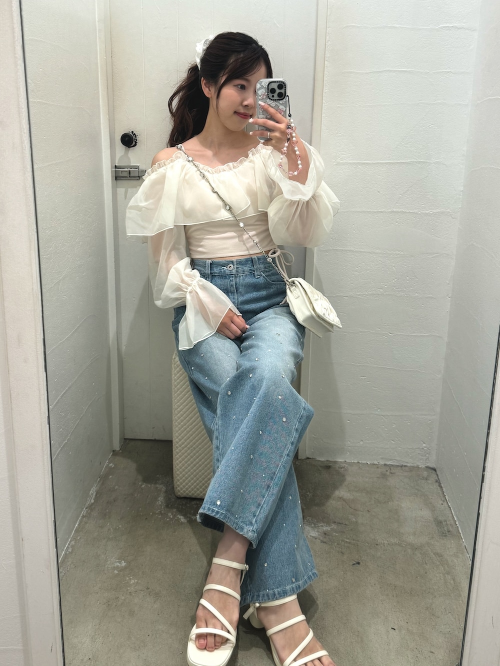 ホワイト系のショルダーバッグ、ブルー系のデニムパンツ、ホワイト系の水着を着用したレディースの夏コーディネートの4枚目の写真