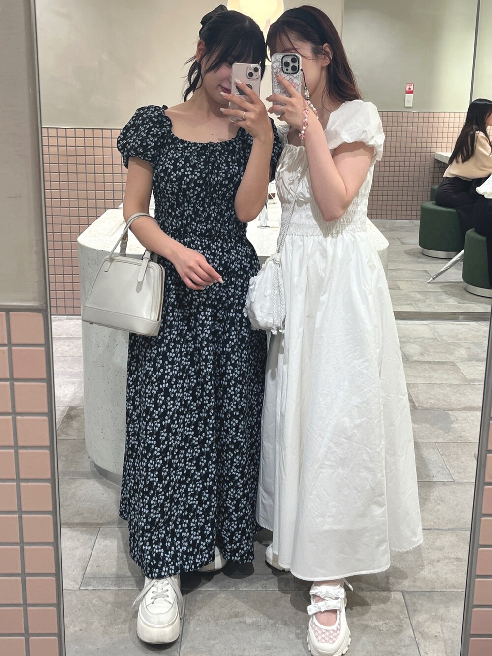 ホワイト系のワンピースを着用したレディースの春コーディネートの4枚目の写真