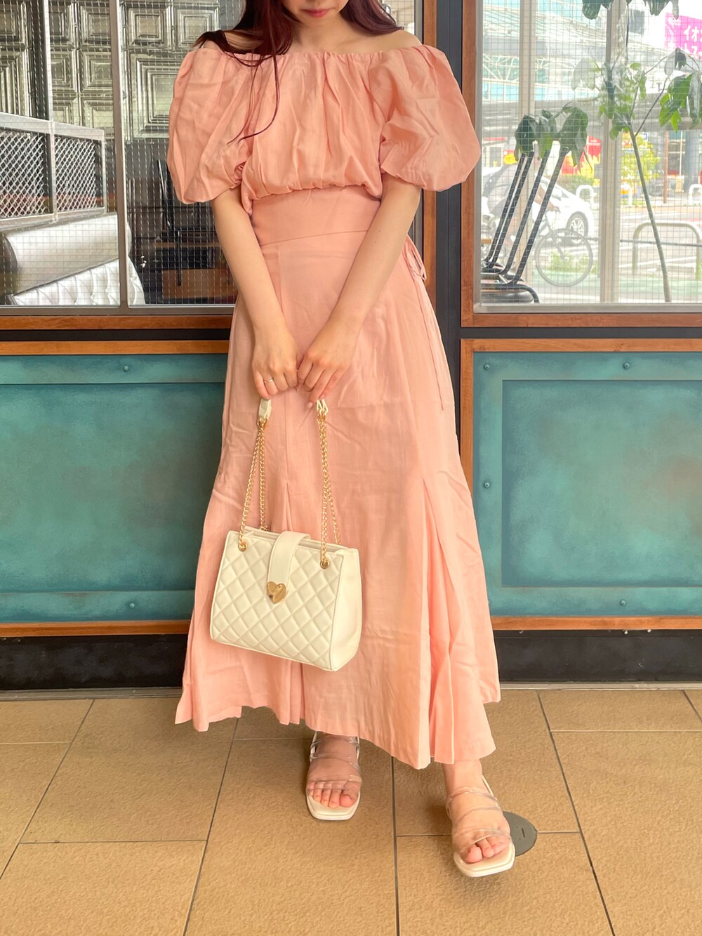 ピンク系のシャツ/ブラウス、ピンク系のスカート、ホワイト系のサンダルを着用したレディースの夏コーディネートの3枚目の写真