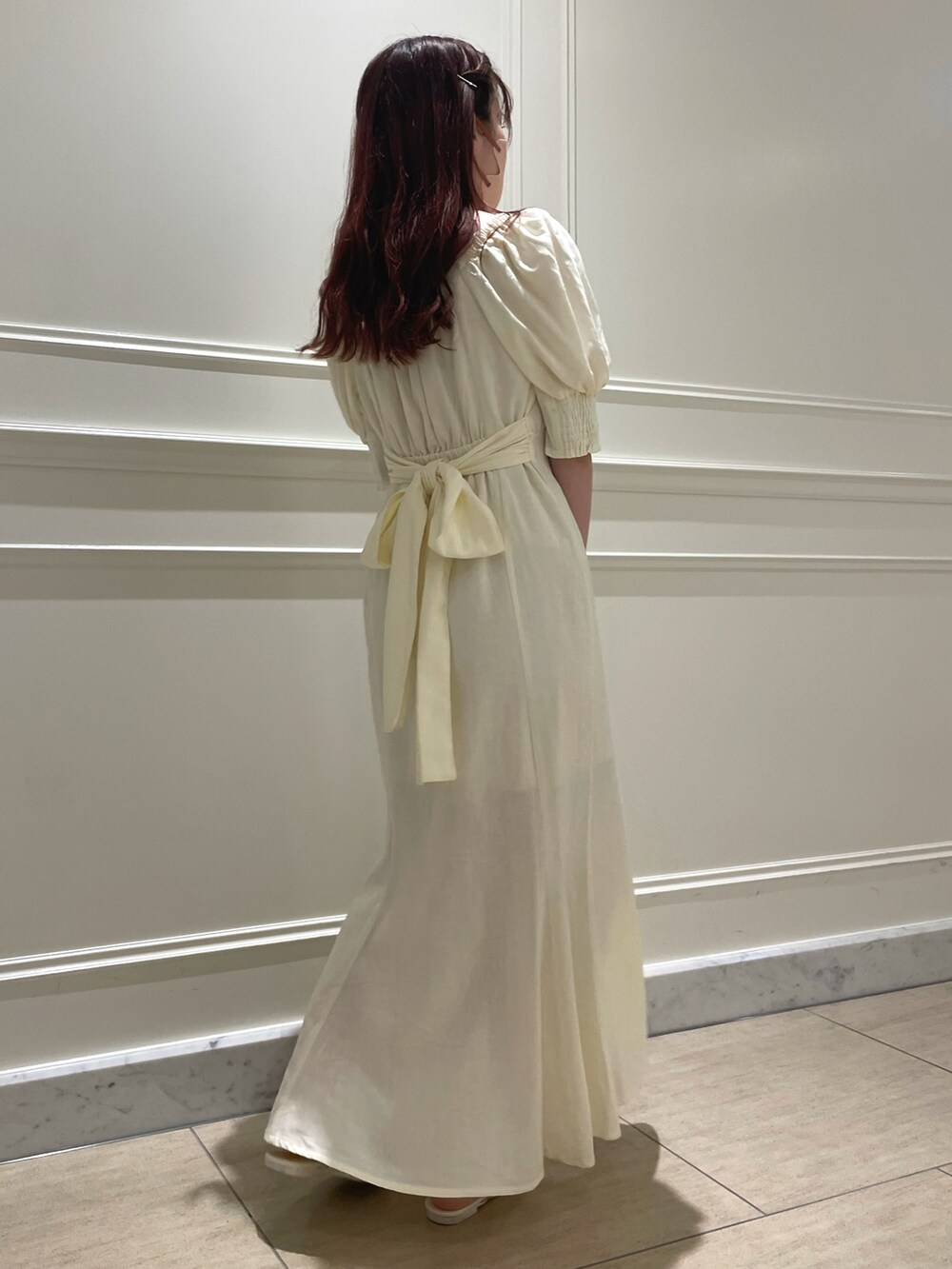 ホワイト系のワンピース、ホワイト系のショルダーバッグ、ホワイト系のサンダルを着用したレディースの夏コーディネートの3枚目の写真