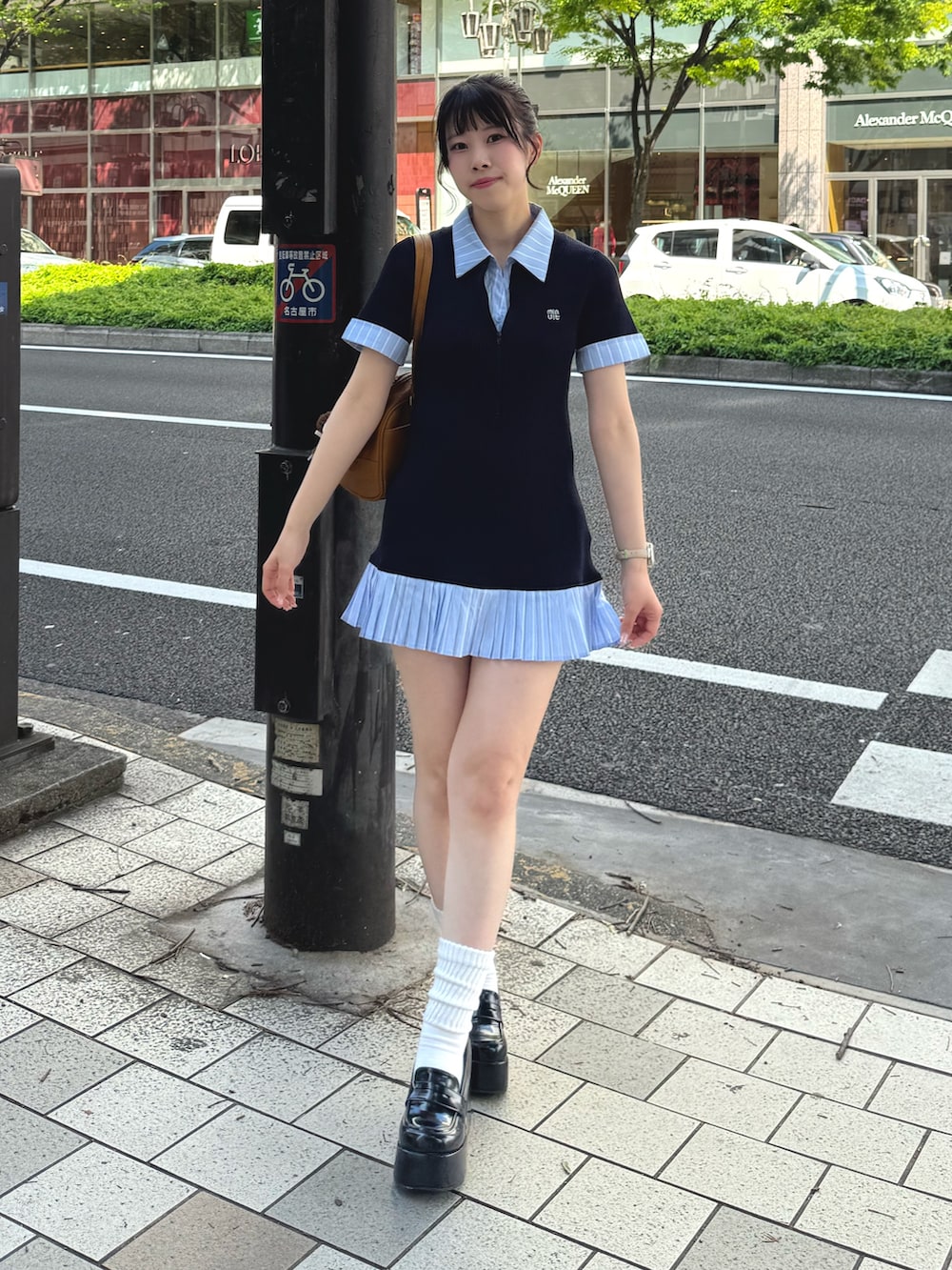 ブルー系のワンピース、ブラック系のローファーを着用したレディースの春コーディネートの2枚目の写真