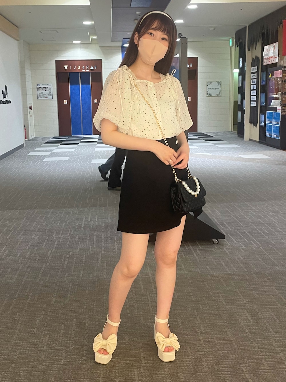 その他のシャツ/ブラウス、ブラック系のその他パンツ、ホワイト系のサンダルを着用したレディースの春コーディネートの3枚目の写真