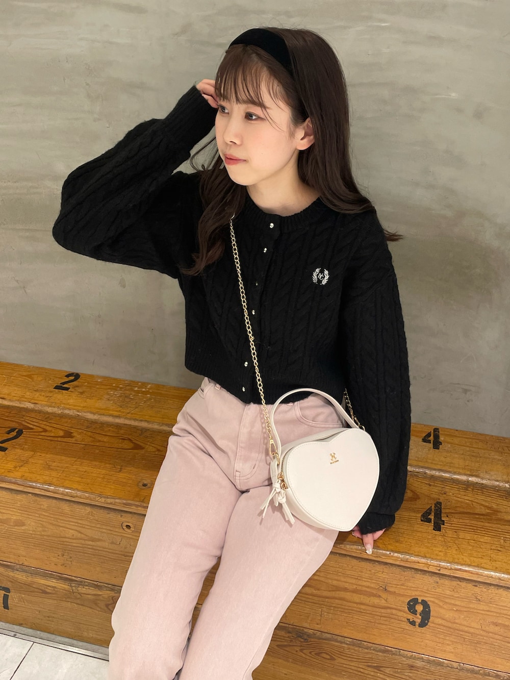 ブラック系のカーディガン/ボレロ、その他のスカート、ピンク系のデニムパンツを着用したレディースの秋コーディネートの5枚目の写真