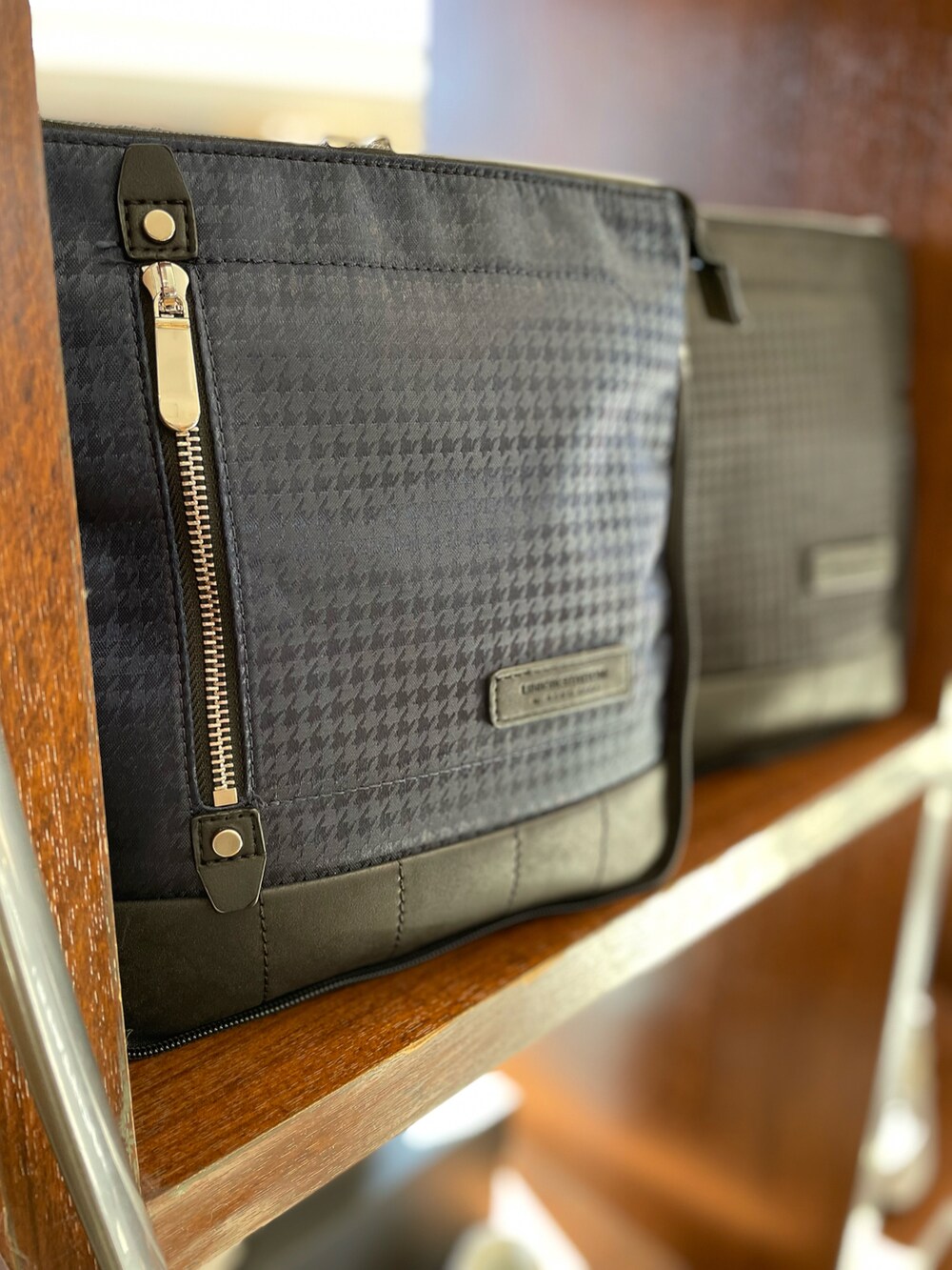 ブラック系のショルダーバッグを着用したメンズの冬コーディネートの2枚目の写真