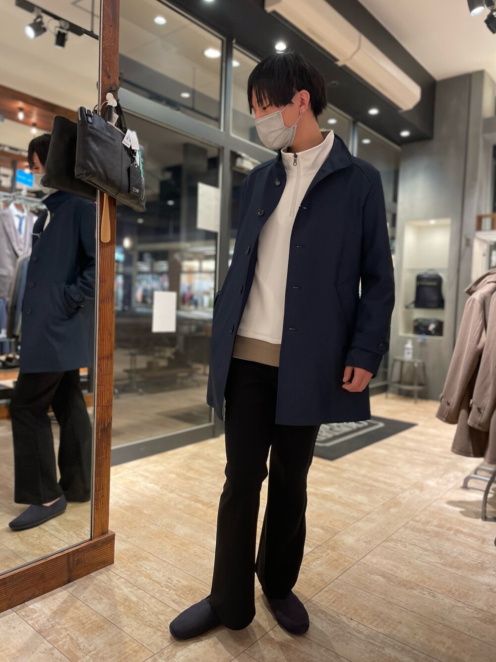 ブルー系のステンカラーコート、ホワイト系のTシャツ/カットソー、ブルー系のローファーを着用したメンズの冬コーディネートの2枚目の写真