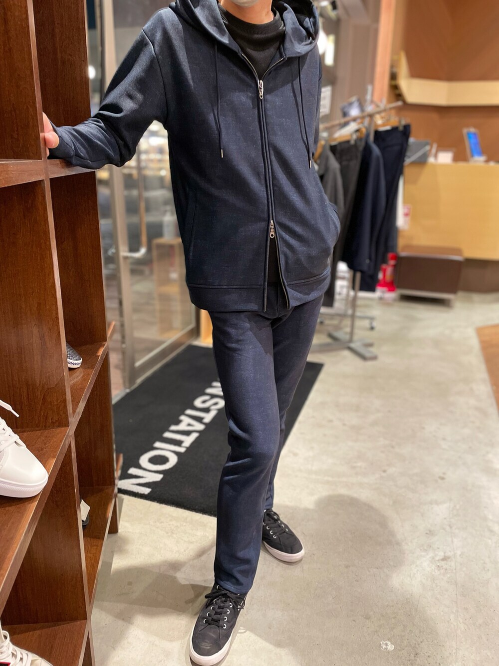 ブルー系のパーカー、ブラック系のTシャツ/カットソー、ブルー系のスウェットパンツを着用したメンズの秋コーディネートの2枚目の写真