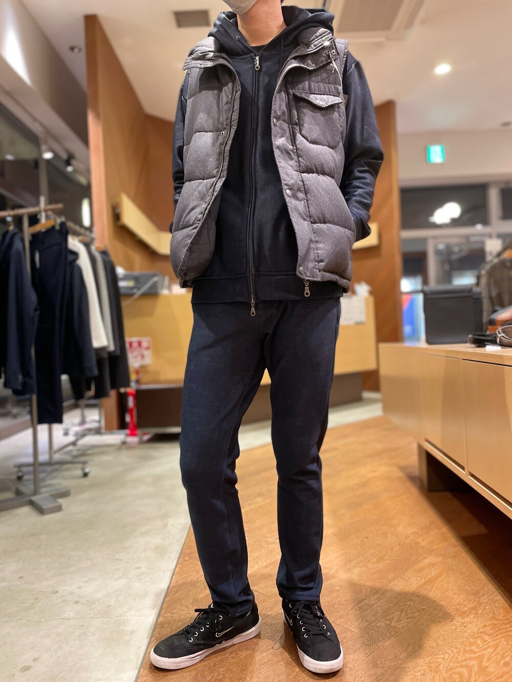 ブルー系のパーカー、ブラック系のTシャツ/カットソー、ブルー系のスウェットパンツを着用したメンズの秋コーディネートの3枚目の写真