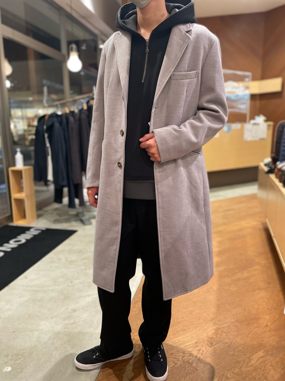 ブラック系のパーカー、ブラック系のスラックス、ブラック系のスニーカーを着用したメンズの秋コーディネートの3枚目の写真