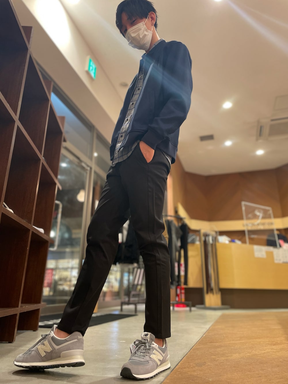 ブルー系のMA-1、グレー系のシャツ/ブラウス、ブラック系のチノパンツを着用したメンズの冬コーディネートの2枚目の写真