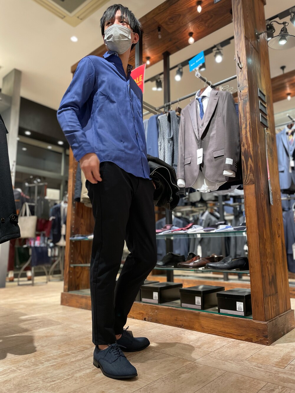 ブルー系のシャツ/ブラウス、ブラック系のライダースジャケット、ブラック系のチノパンツを着用したメンズの冬コーディネートの2枚目の写真