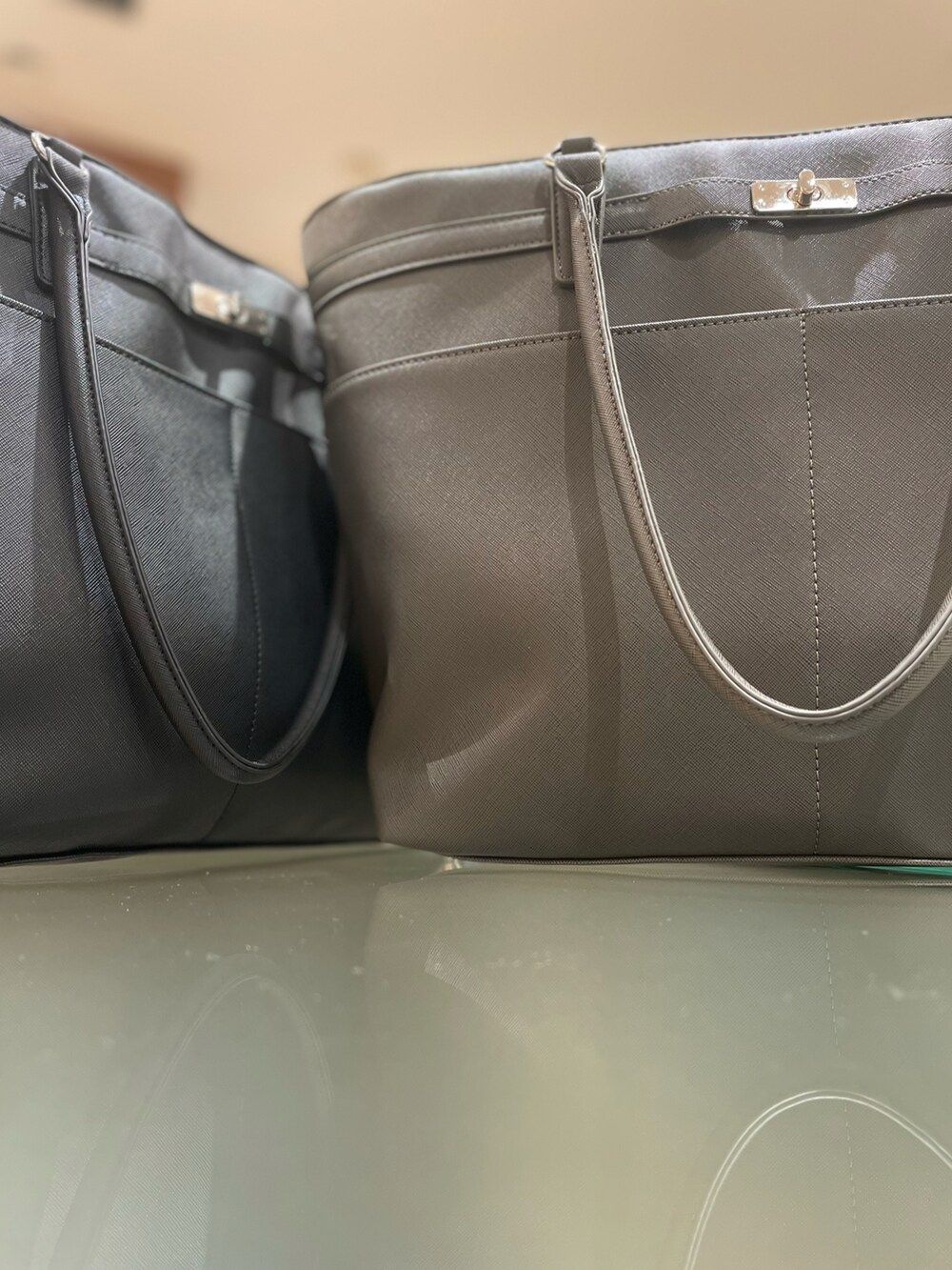 グレー系のトートバッグを着用したメンズの冬コーディネートの2枚目の写真